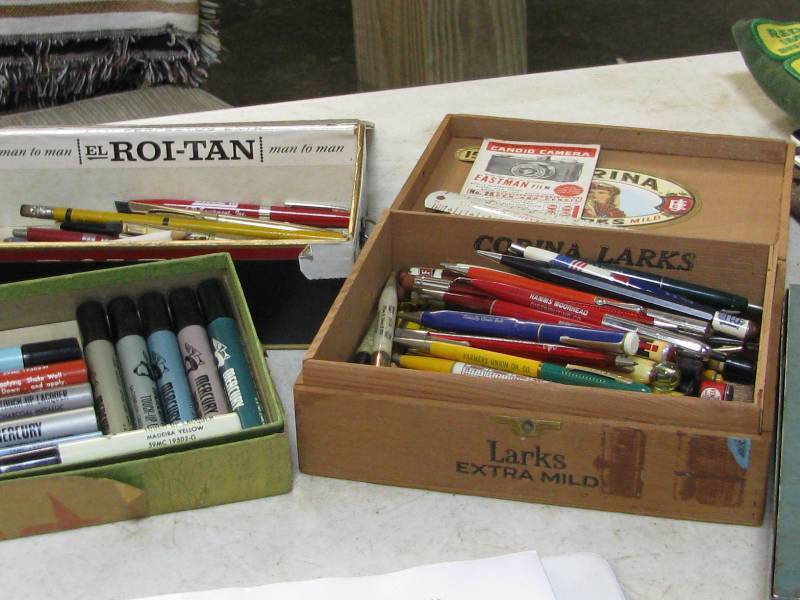 lot 18 image: Advertising Pens & Pencils