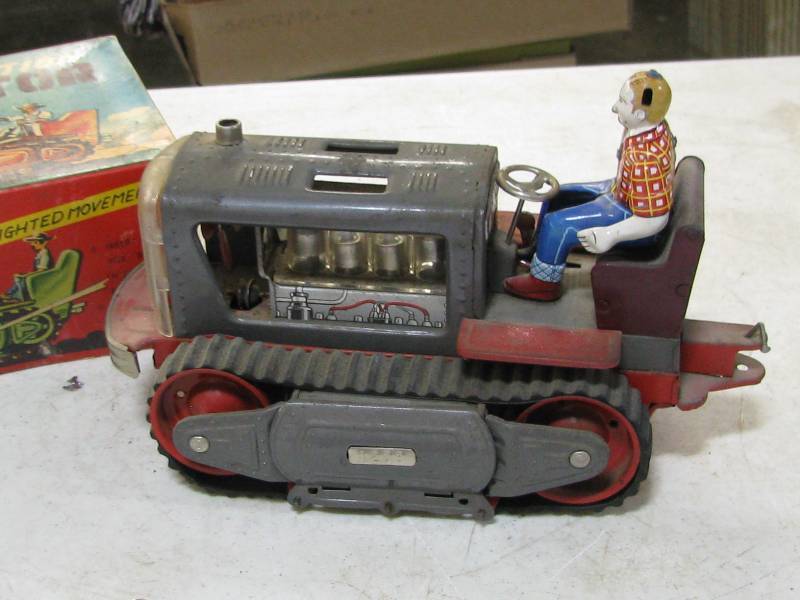 lot 22 image: Piston Action Tractor