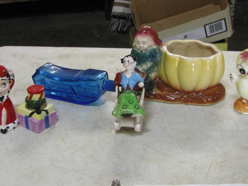 lot 37 image: Misc Pottery
