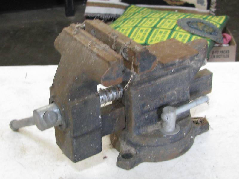 lot 79 image: Bench Vise