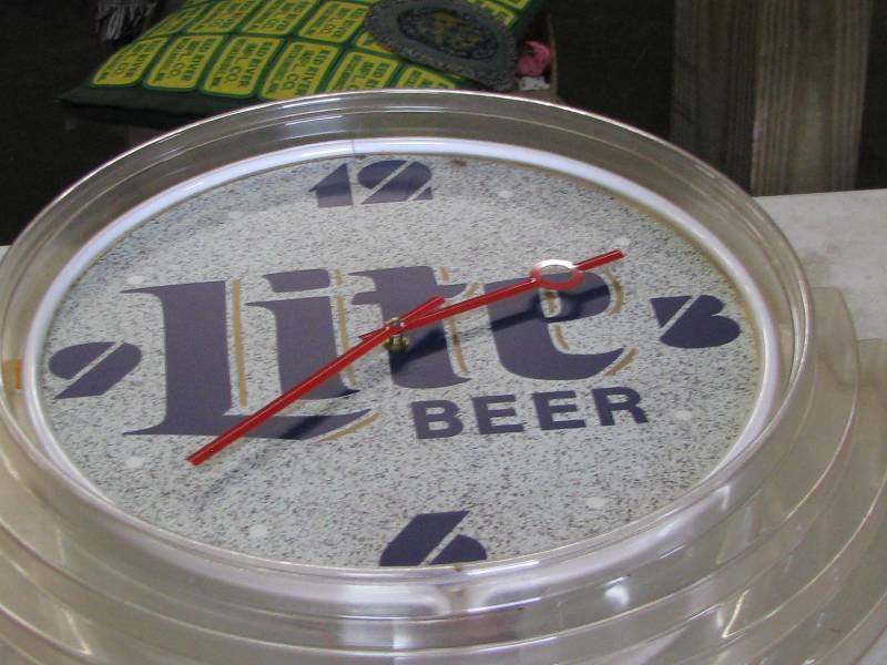 lot 81 image: Lite Beer Light
