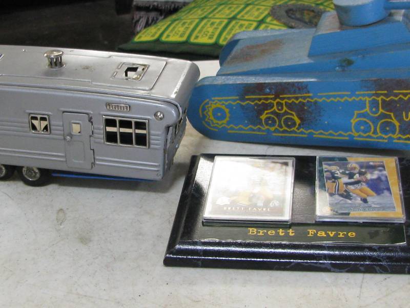 lot 90 image: Toys & Football Cards