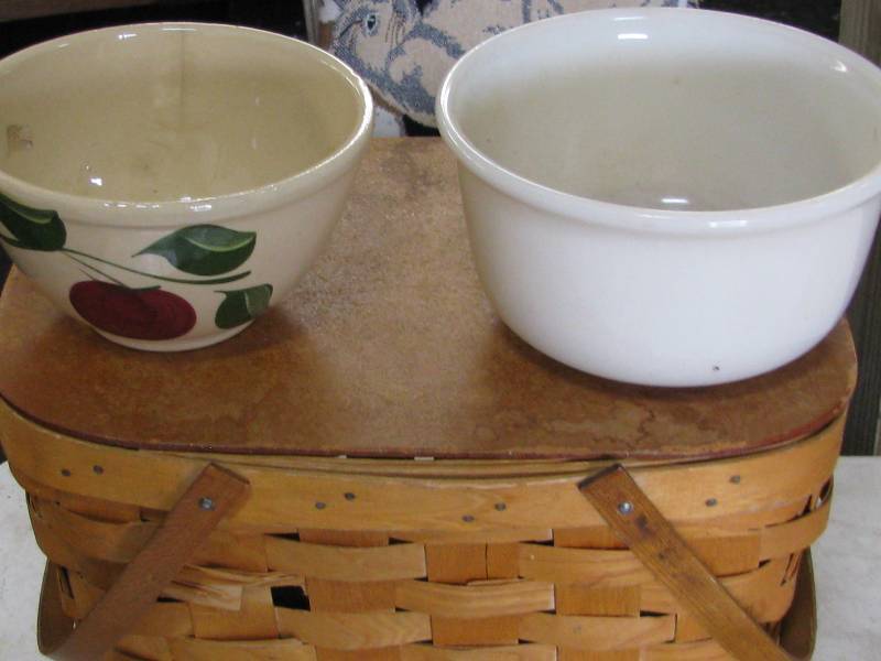 lot 94 image: Watt Pottery