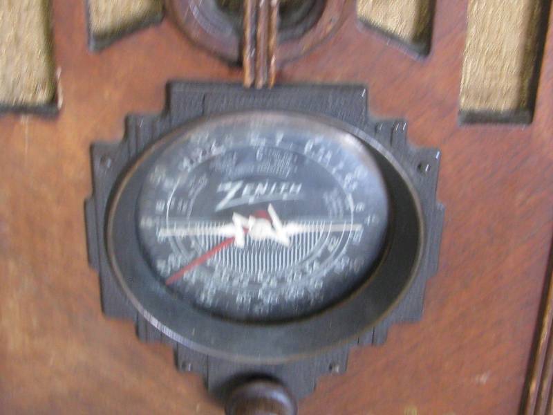 lot 154 image: Vintage Zenith Radio