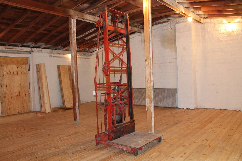 lot 302 image: Barrett handling equipment portable elevator on wheels.