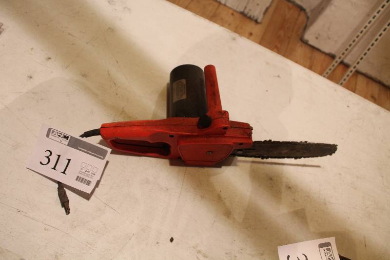lot 311 image: Electric chainsaw in working condition.