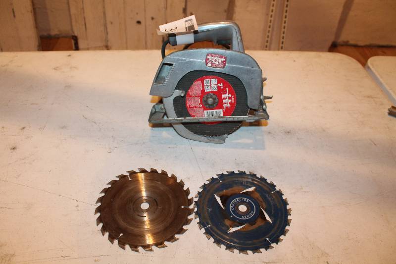 lot 310 image: Shop Craft circular saw with extra blades in working condition.