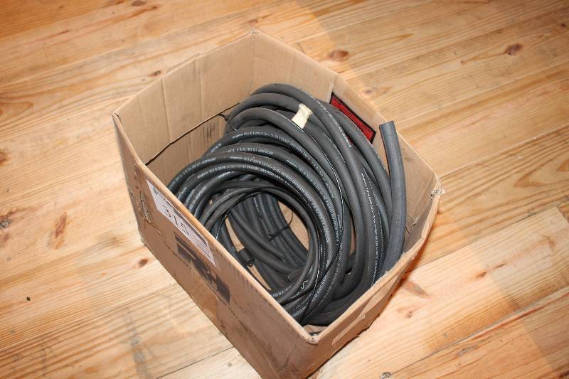 lot 315 image: Box of miscellaneous automotive hose high-pressure and low-pressure sizes range from 38 to 58.