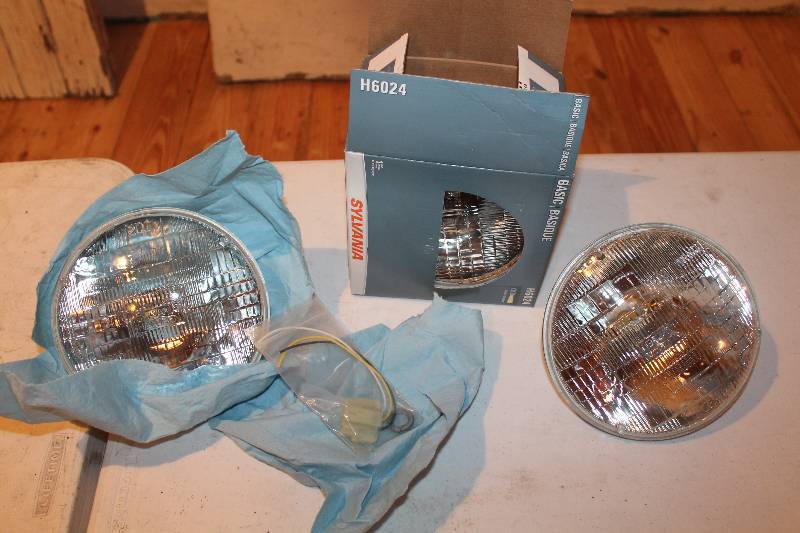 lot 322 image: 7 inch automotive headlights new condition quantity three.