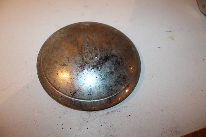 lot 328 image: Unknown hubcap quality one.