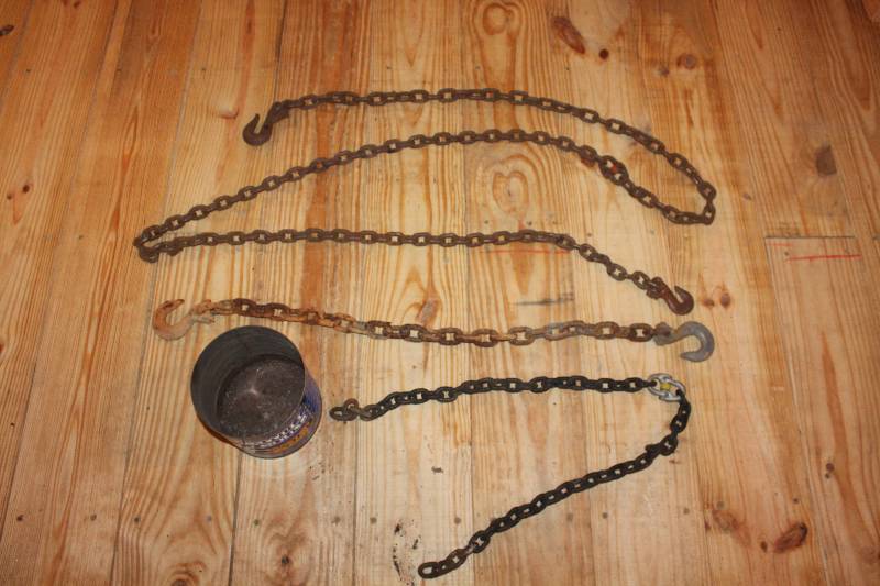 lot 338 image: Container of chain with hooks