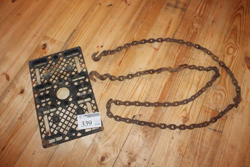 lot 339 image: Log chain with hooks