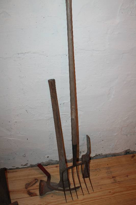 lot 350 image: Lot consisting of farm hand tools