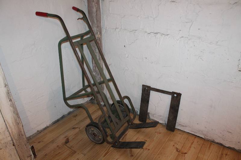 lot 357 image: Vintage barrel dolly comes with forks and extra forks. Has a hand brake. Works very well and easy to handle.