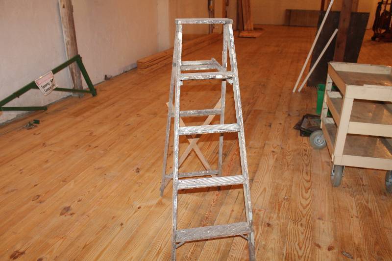 lot 362 image: Wooden ladder 54 tall