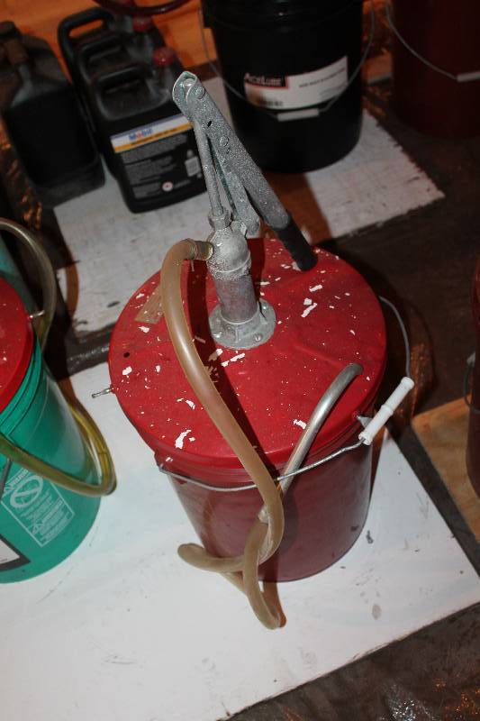 lot 370 image: 5-gallon pail of Mobile Lithium Grease, Mobilux EP 2 with pump.