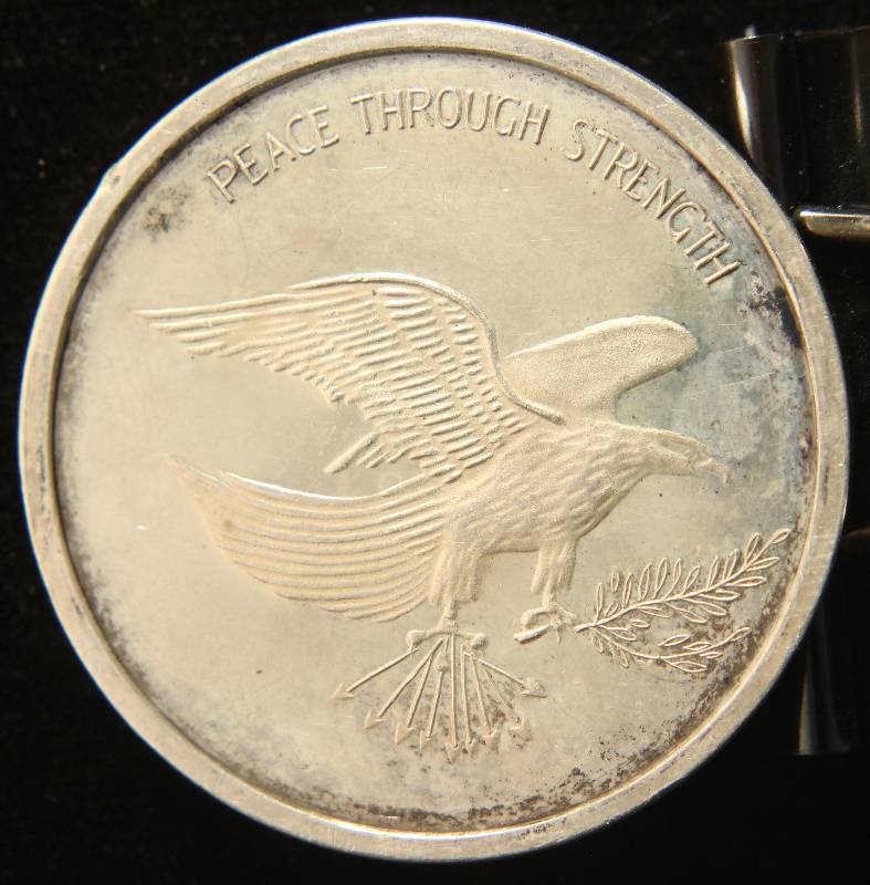 lot 16 image: 1 TROY OZ. .999 FINE SILVER VINTAGE DANBURY MINT ROUND