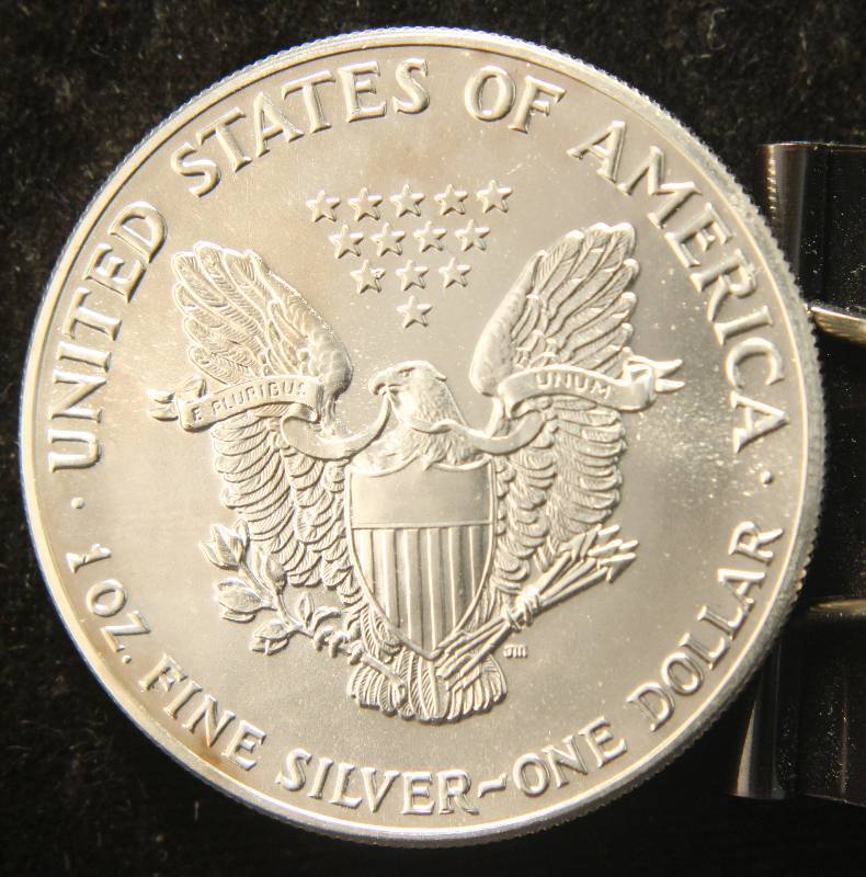 lot 77 image: 1989 AMERICAN SILVER EAGLE 1 TROY OZ. .999 FINE SILVER DOLLAR
