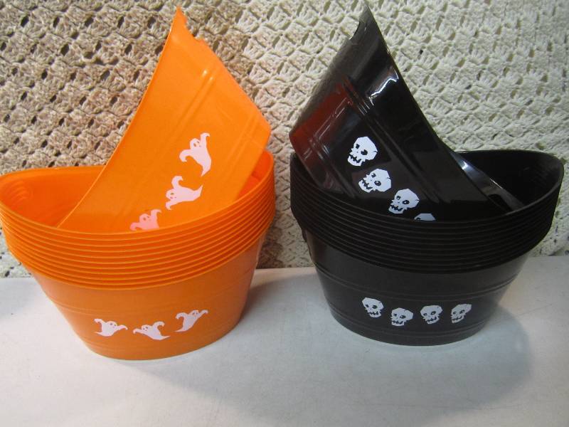 lot 8 image: Case of 24 Halloween Oval BowlsBas...
