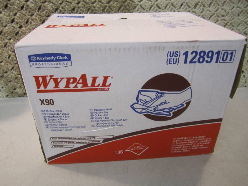 lot 61 image: Box of 136 WypAll X90 Blue Shop Tow...