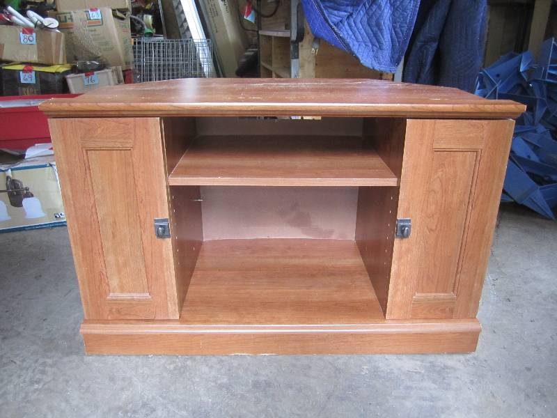 lot 157 image: TV Stand 35.5 x 21.5 x 22 tall. ...
