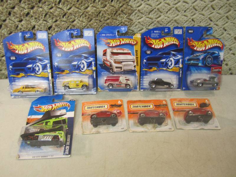lot 226 image: Lot of 9 Hot Wheels and Matchbox Ca...