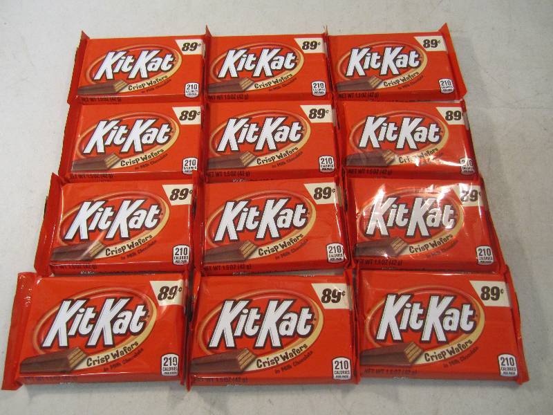 lot 252 image: 12 Kit Kat Candy Bars Best by Aug 2...