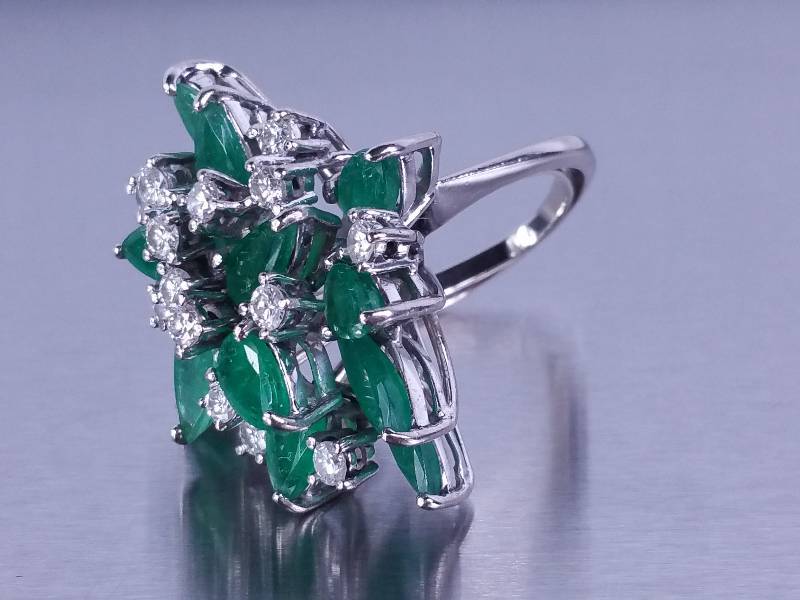 lot 1 image: 6 Carat Natural Emerald & Diamond Estate Ring 18k