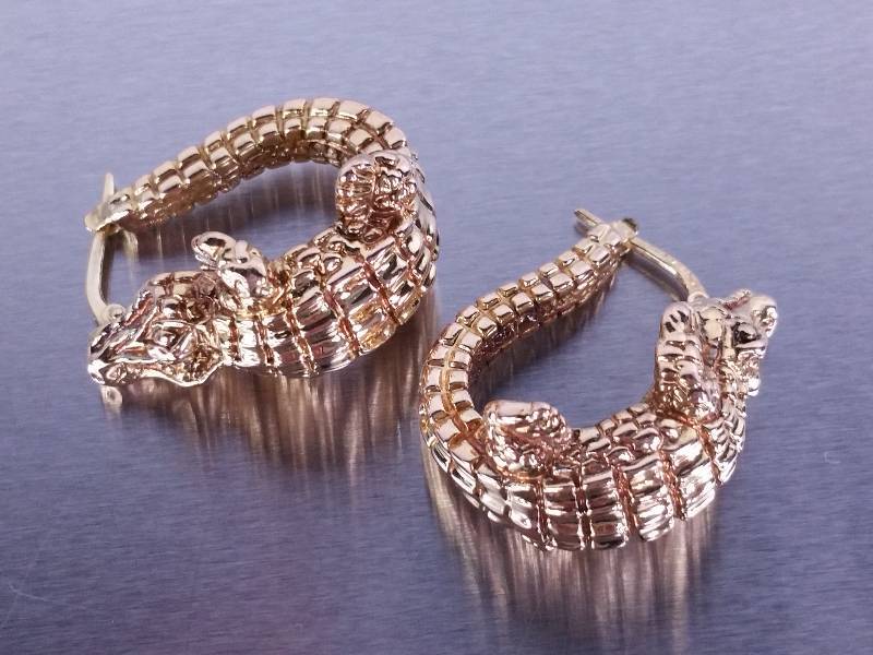 lot 15 image: Designer Gold Crocodile Estate Earrings 14k