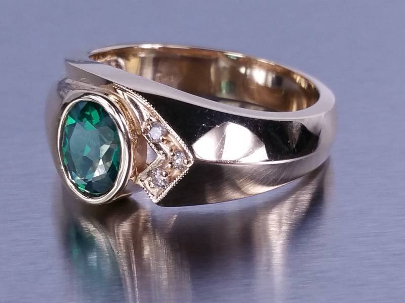 lot 21 image: Mens Emerald & Diamond Estate Ring 14k