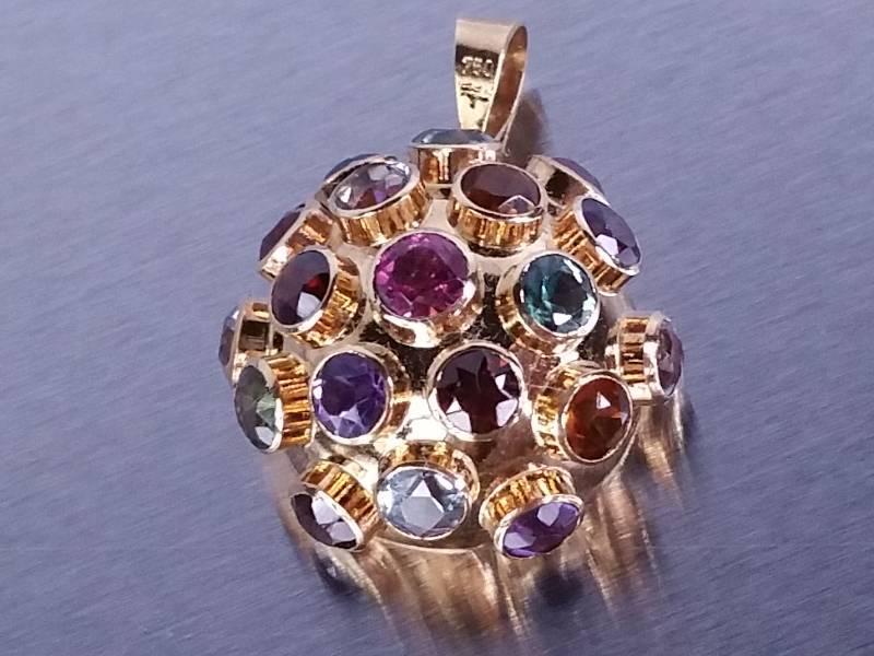 lot 22 image: Gorgeous Multi Gem Pendant 18k