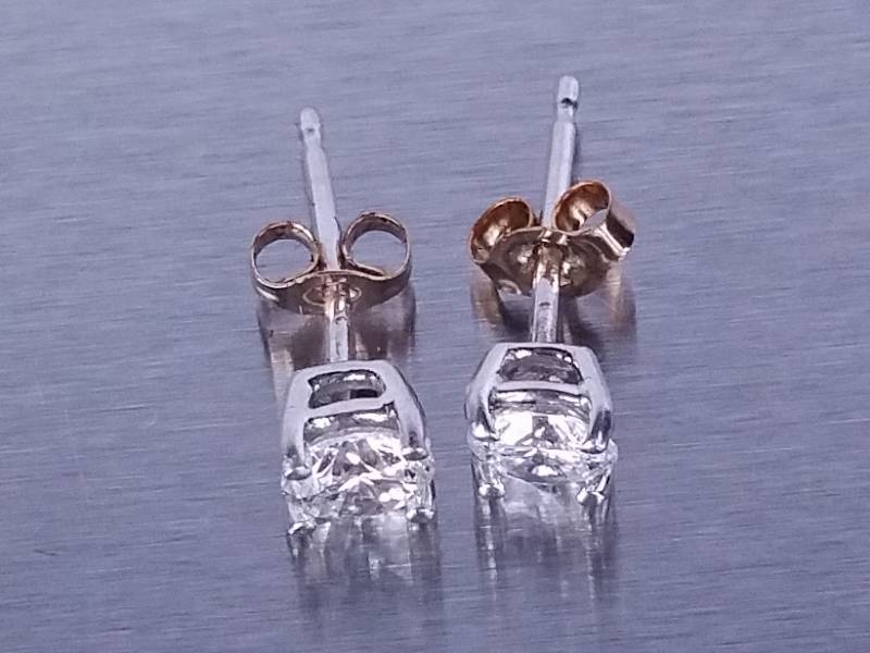 lot 32 image: Brilliant Diamond Stud Earrings in White Gold
