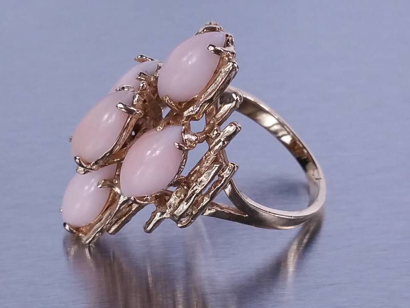 lot 45 image: Beautiful Angel Skin Coral Estate Ring 14k
