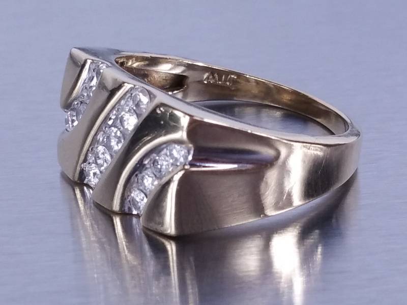 lot 49 image: Mens Handsome Diamond Estate Ring in Yellow Gold