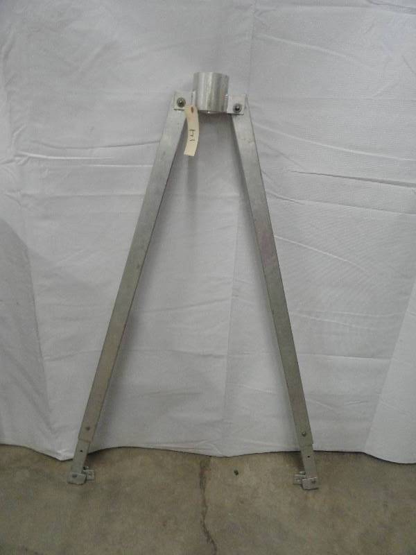 lot 14 image: Alum Fifth wheel Pin support