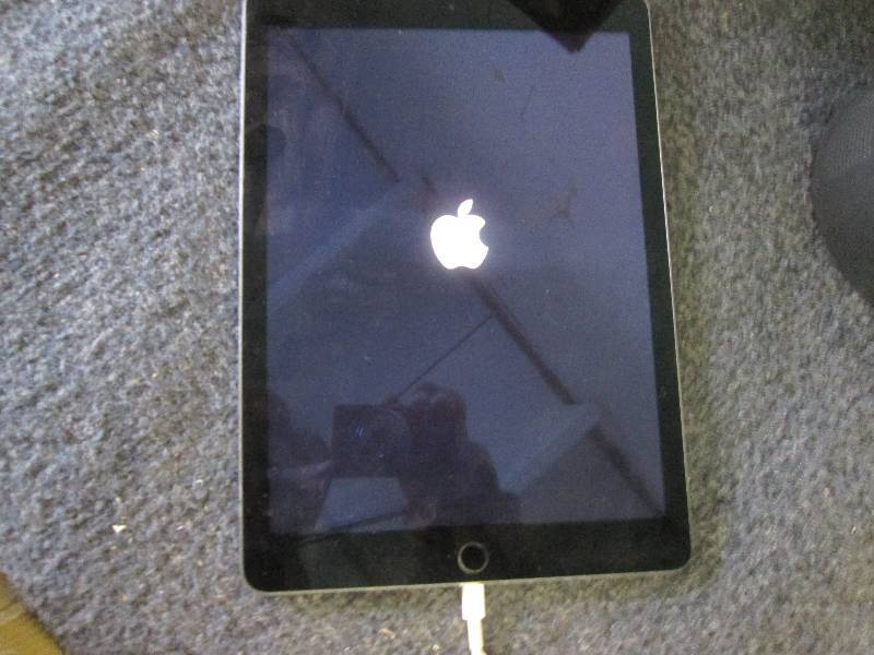 lot 20 image: Ipad air stuck in charging mode tou...