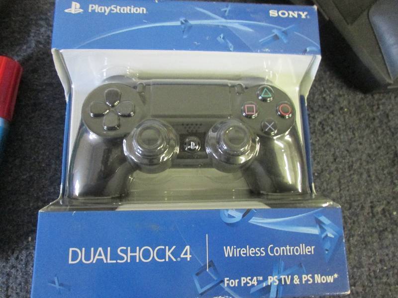lot 29 image: PS4 controller...