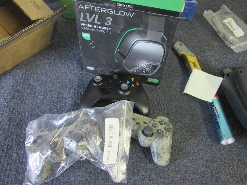 lot 31 image: lot of 4 items 1 sbox one controlle...