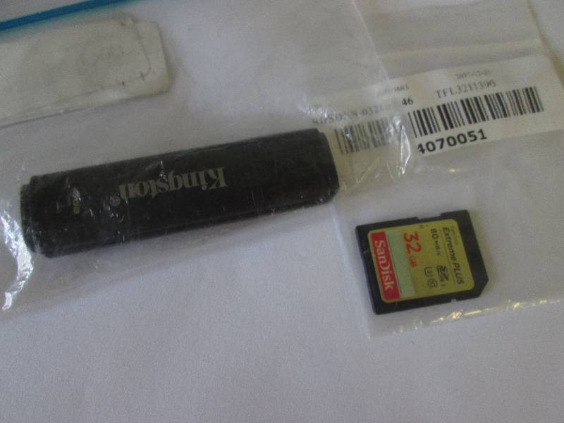 lot 120 image: 32gb 4 gb memory card & memory sti...