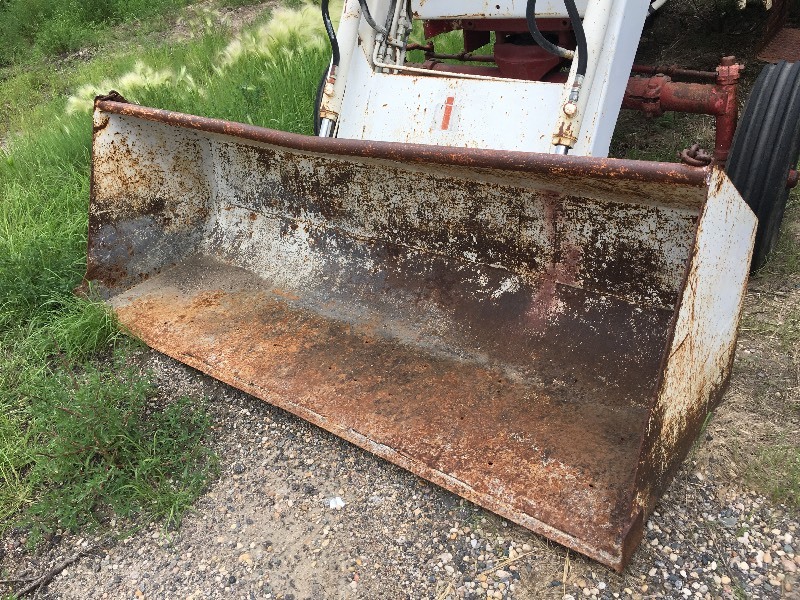 INTERNATIONAL 560 TRACTOR (GAS)
