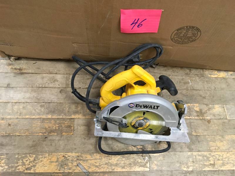 lot 46 image: Dewalt 15 Amp 7-14 in. Lightweight Circular Saw