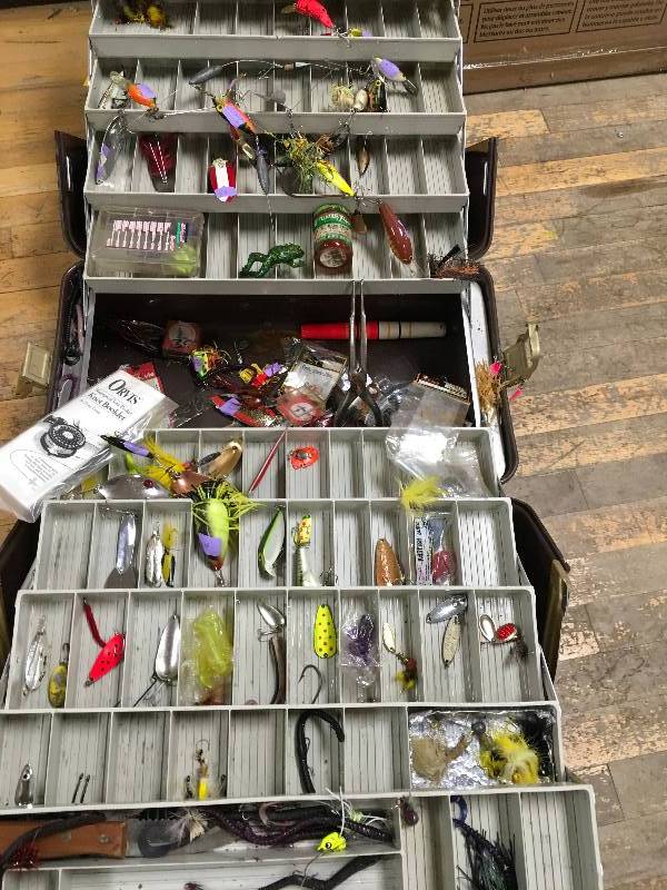 lot 105 image: Fishing box