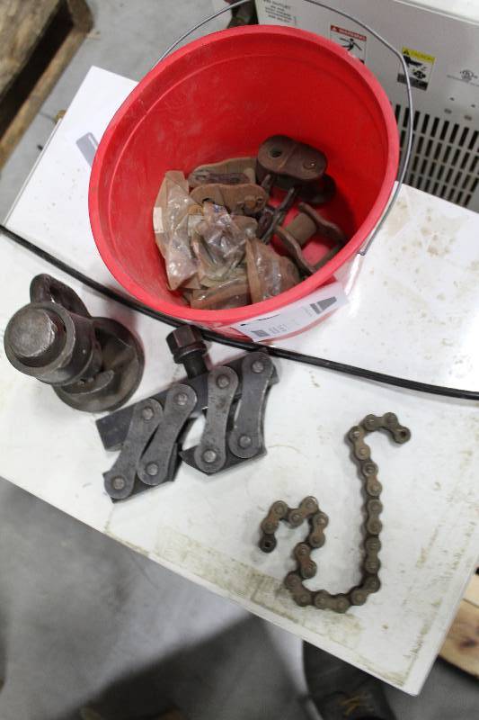 lot 22 image: Chain-Link Chain, Cutting tool