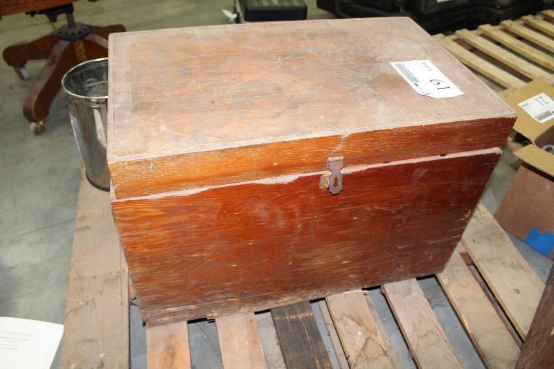 lot 19 image: Wood Storage Trunk