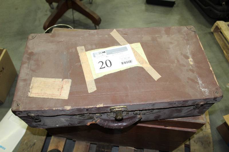 lot 20 image: Vintage Suitcase