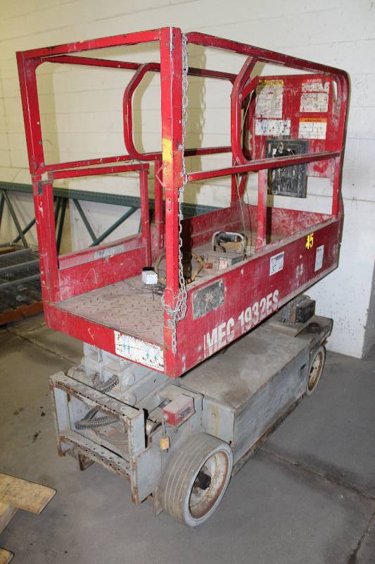lot 37 image: MEC 1932ES Electric Scissor Lift