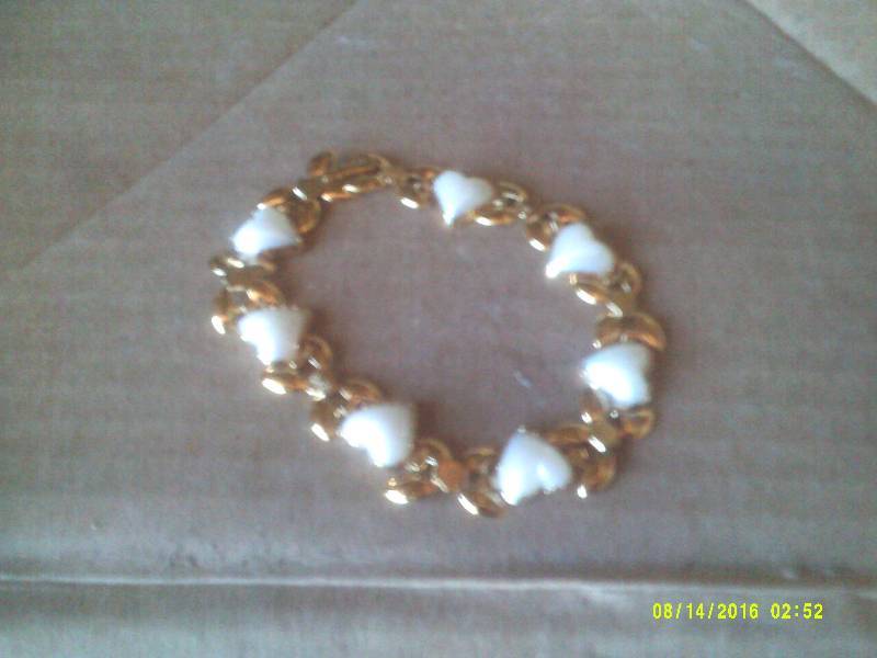 GOLD BRACELET WITH HEART STONES
