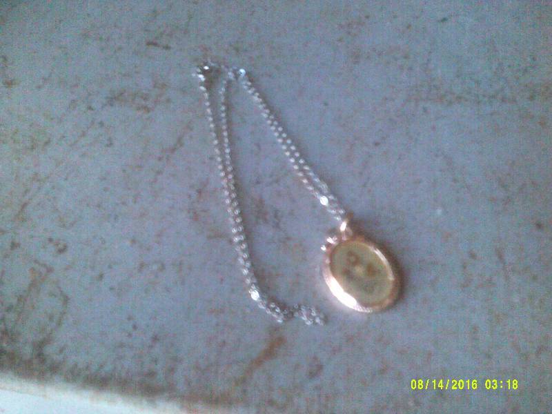 FINE GOLD CHAIN GOLD RIMMED PENDANT