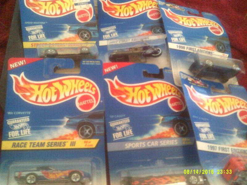 8 COLLECTIBLE HOT WHEELS