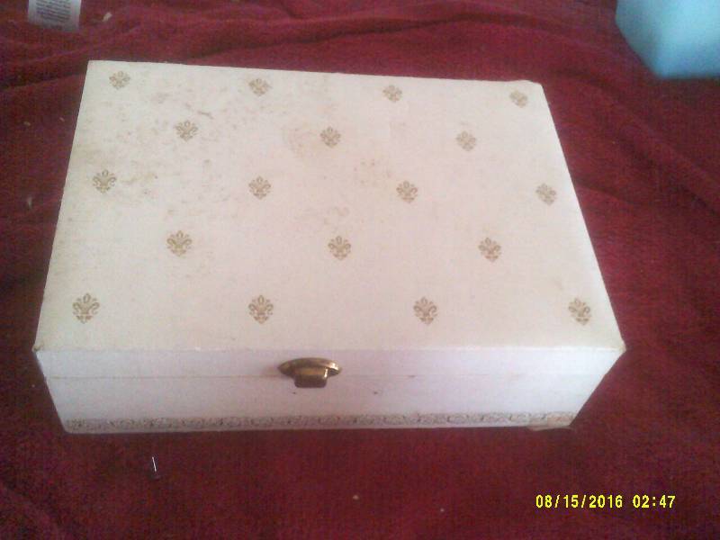 VINTAGE JEWLERY BOX AND JEWLERY